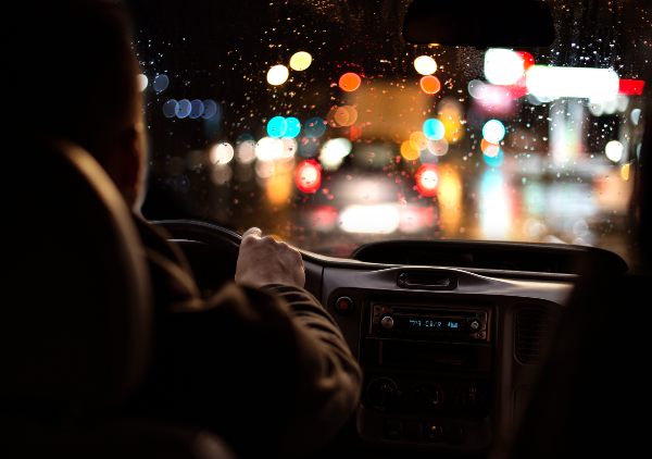nočna vožnja: človek vozi ponoči